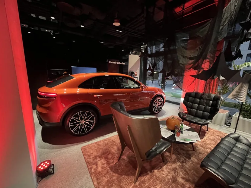 Gra escape room na imprezie Halloweenowej w Porsche Store