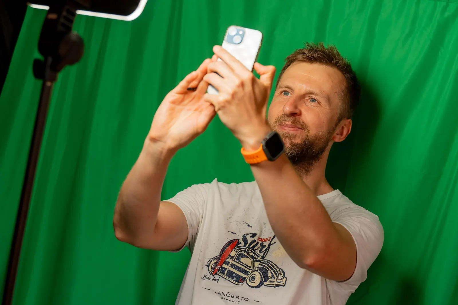 Avatar Hunt - selfie na stanowisku z zielonym tłem